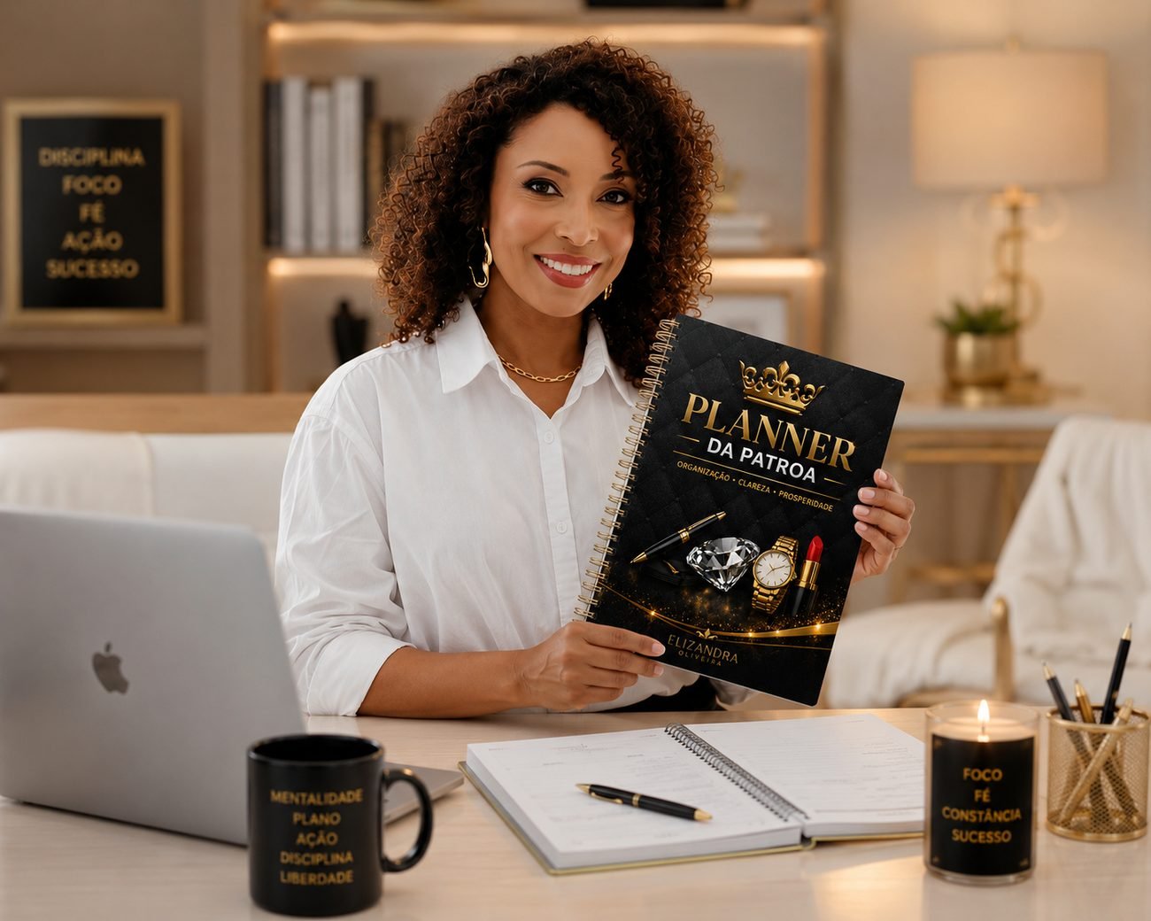 Elizandra Oliveira mostrando o Planner da Patroa